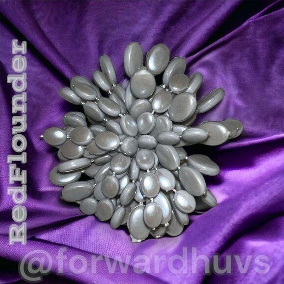 Playful Moving Grayish Silver Plastic Brooch - Artistic Flair - Picture 6 of 10